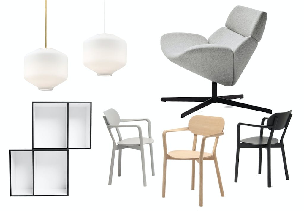 Hvide hængende lamper, en simpel reol, en lysegrå lænestol og tre stole i grå, træ og sort