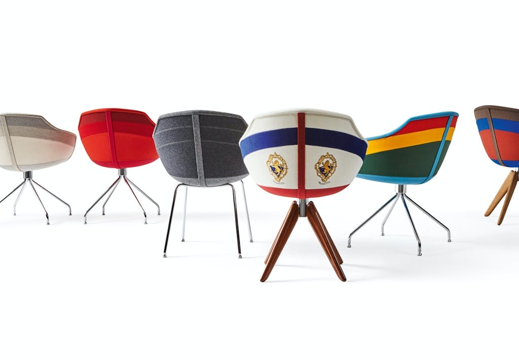  CANAL CHAIR er designet for Moooi og inspireret af både i Venedig. Våbenskjoldet tilhører Luca Nichettos familie. 