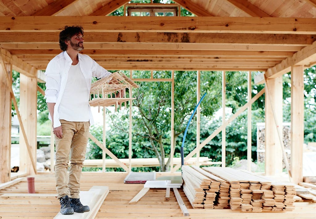 Arkitekt Erik Juul under opførelse af FSC-certificeret  sommerhus