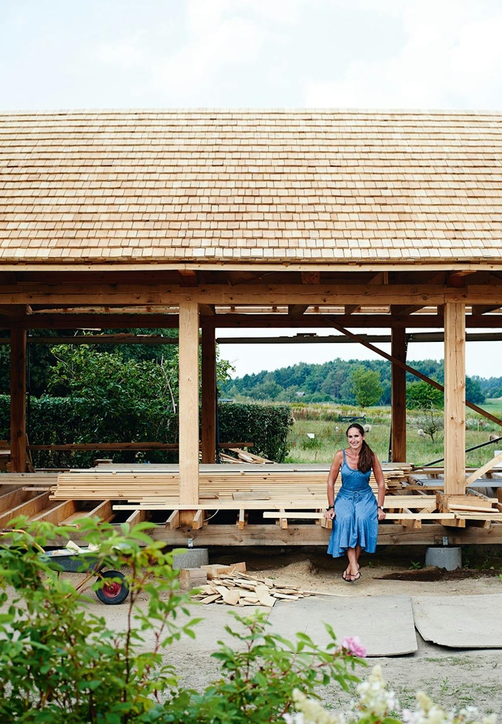 Signe Wenneberg i FSC-sommerhuset tegnet af Erik Juul.