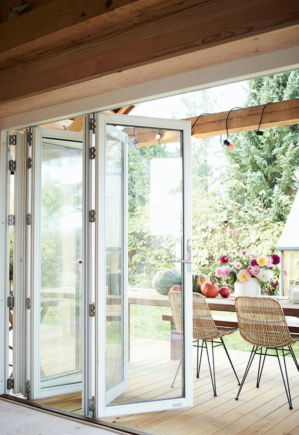 Foldedøre i Signe Wennebergs sommerhus.