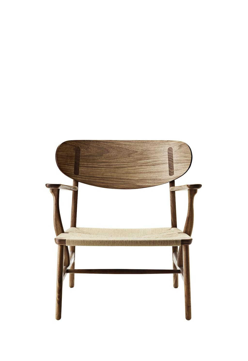 Wegners CH22-stol, der blev sat i produktion i 2016 sammen med CH26-stolen