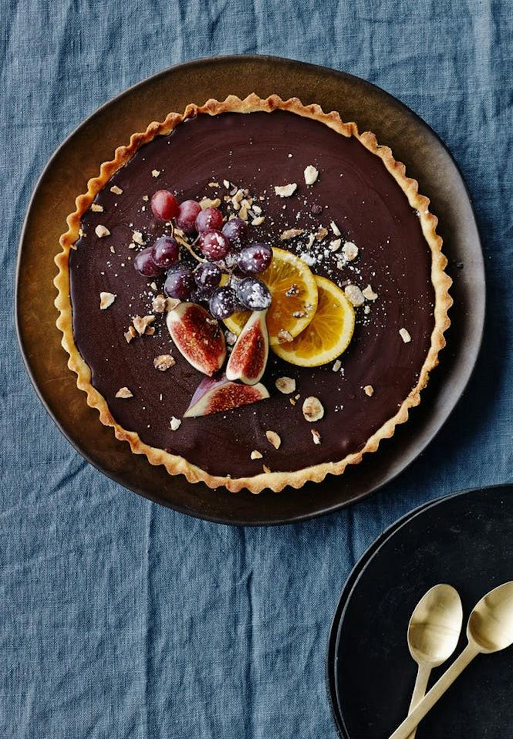 Chokoladetærte med appelsin, figen og vindruer.