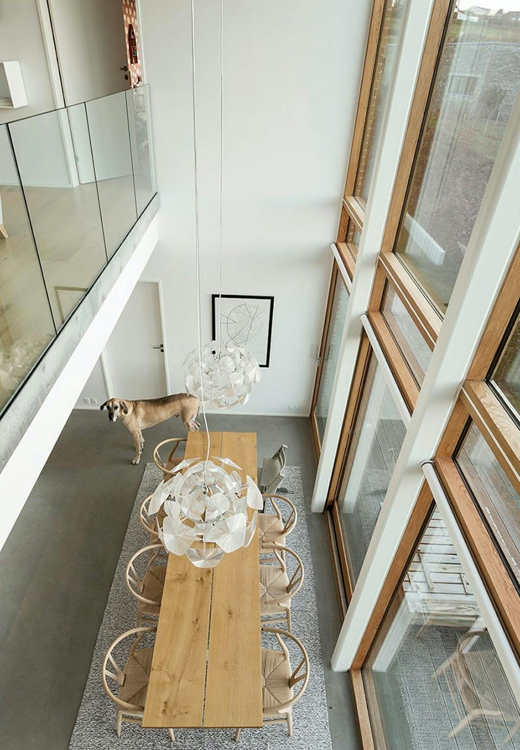 Et stort, flot plankebord med Wegners Y-stole omkring lægger op til store middagsselskaber