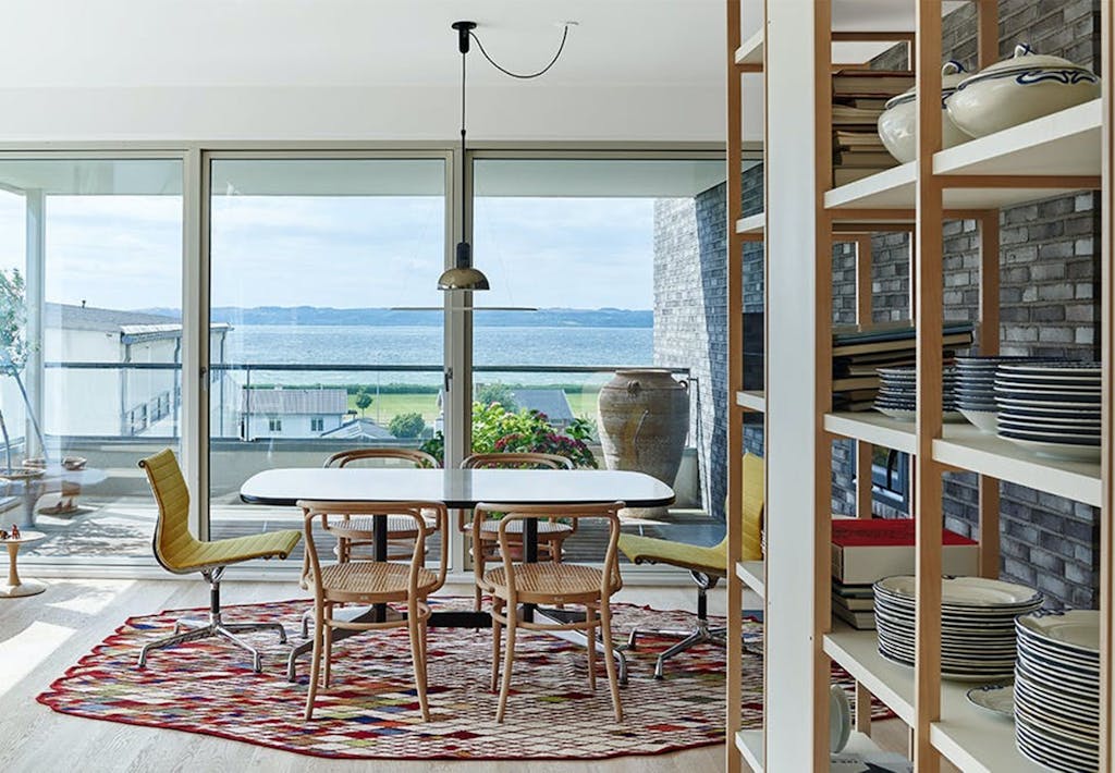 Spiseplads med farverigt tæppe og flot havudsigt