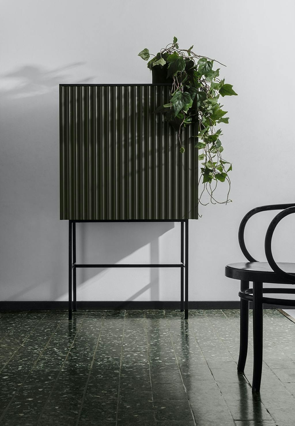 Afterooms skænk findes i to størrelser og fire forskellige farver, som kan kombineres på tværs til i alt otte forskellige konfigurationer. Til Afterooms skænk hører en bordplade i sort Corian og pulverlakerede sorte stålben. Farverne er rosa, blå, sand og mørk grøn. 