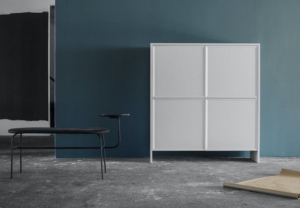 Note Design Studios skænk findes i to størrelser, hvor der kan vælges mellem to modeller med enten to eller fire fronter. Begge modeller fås i brændt orange eller hvid.