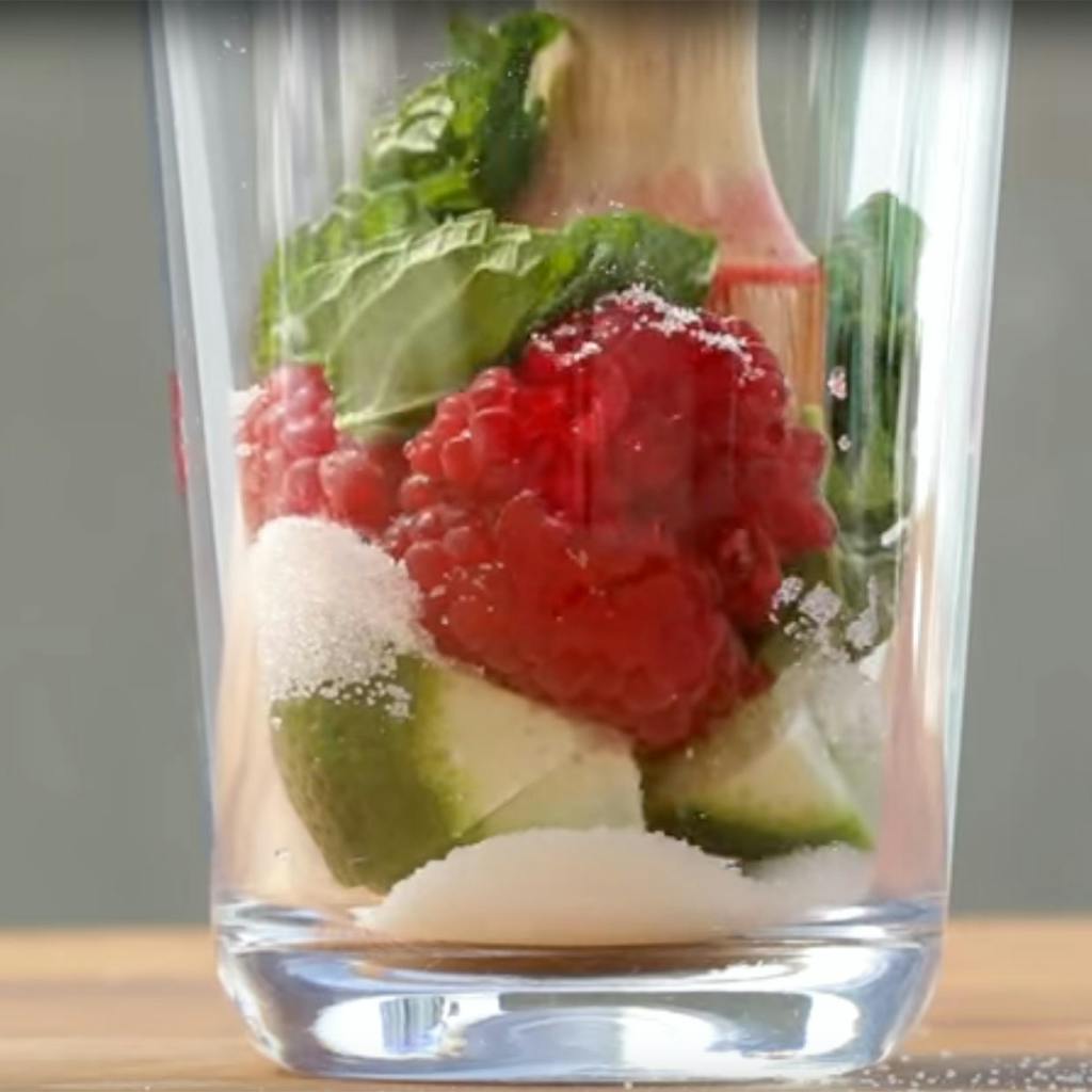 Hindbær mojito i glas med støder.