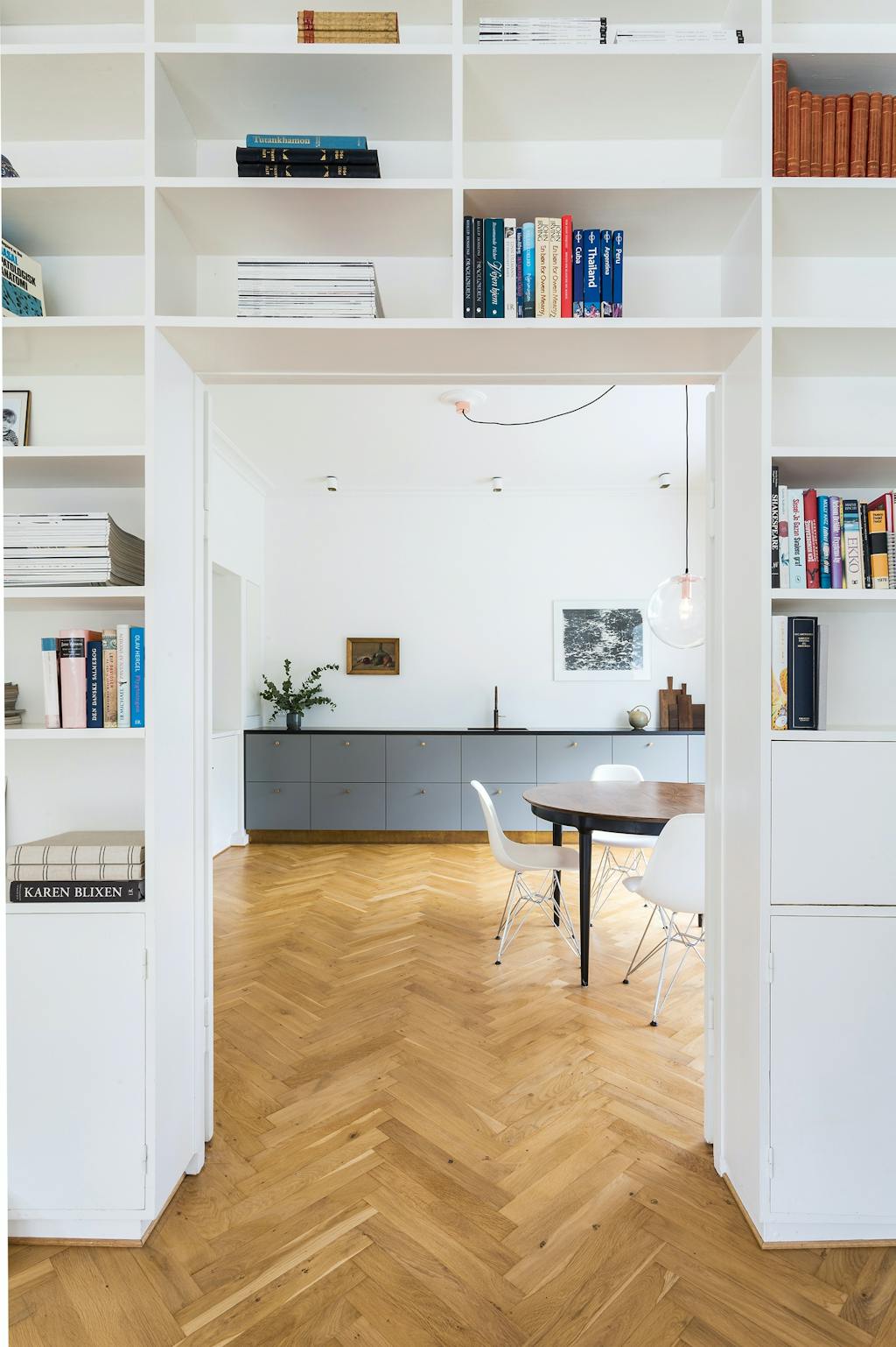 Kig fra den ene stue til den anden, hvor køkkenet står smukt for enden af væggen