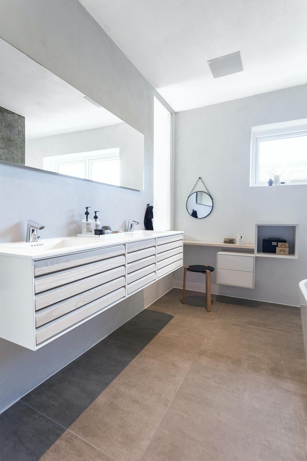 Badeværelsesmøblement med to håndvaske, to spejle og makeup-bord