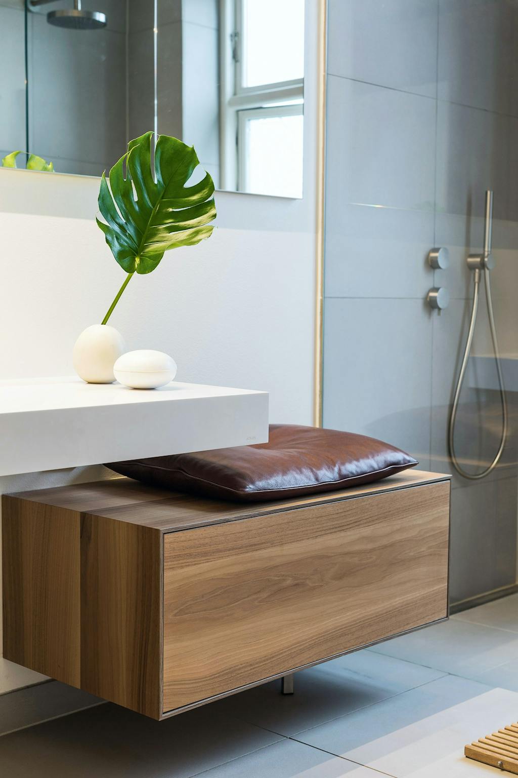 Bænk på badeværelset med tilhørende læderpude