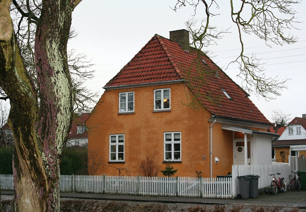 En okkerfarvet murermestervilla fra kvarteret Grøndalsvænge. En okkerfarvet murermestervilla fra kvarteret Grøndalsvænge.