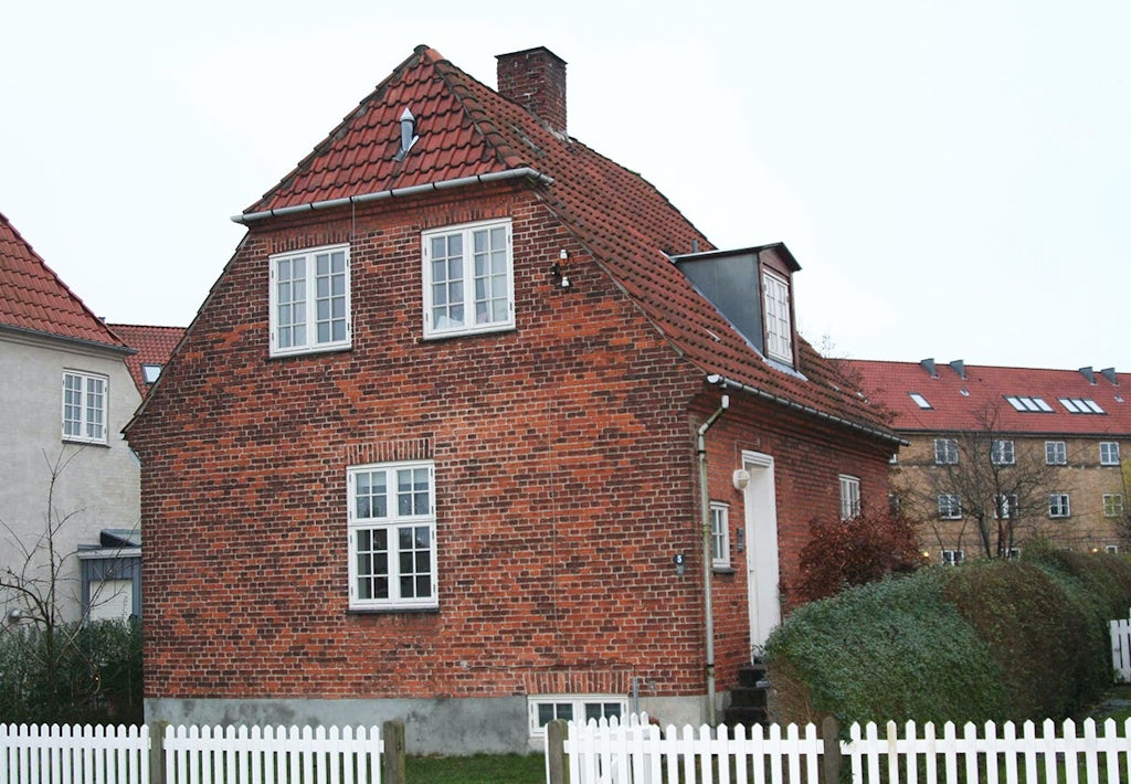 Læg mærke til den let hævede sokkel på denne murermestervilla. Det skyldes kælderen, der oprindeligt først og fremmest var beregnet til kul, koks og kartofler. Læg mærke til den let hævede sokkel på denne murermestervilla. Det skyldes kælderen, der oprindeligt først og fremmest var beregnet til kul, koks og kartofler.