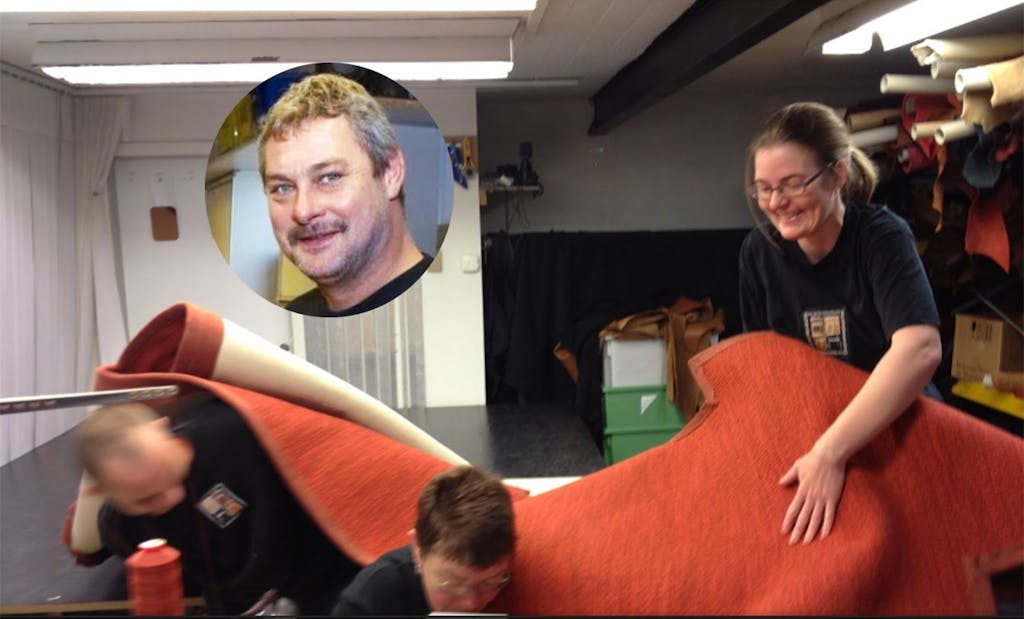 Møbelsnedker Søren Kristoffersen svæver over vandene, mens hans medarbejdere hygger sig med at lægge et stort møbelmøster på en brugt sofa, de er i færd med at opgradere Møbelsnedker Søren Kristoffersen svæver over vandene, mens hans medarbejdere hygger sig med at lægge et stort møbelmøster på en brugt sofa, de er i færd med at opgradere