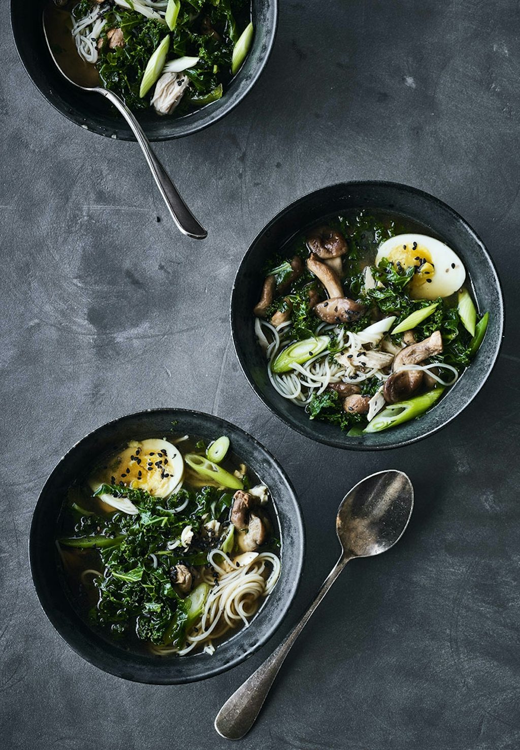 Ramen - japansk nudelsuppe med kylling og smilende æg