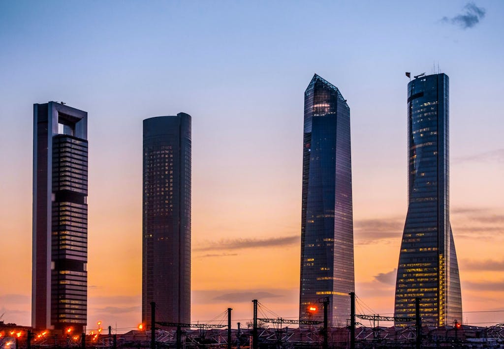 tårnene Caja Cuatro Torres Buisness Area i Madrid bestående af tårnene Madrid Tower, Sacyr Vallehermoso Tower, Torre Cristal og Torre Espacio.