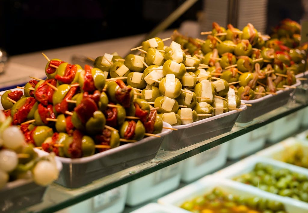 Tapas med oliven i en af boderne ved tapasmarkedet Merdaco de San Miguel.