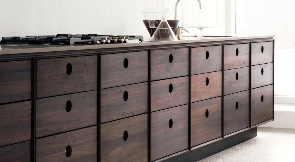 Der er stil over et køkken fra en snedker. Koch Køkken har skabt dette fine køkken med skuffer.