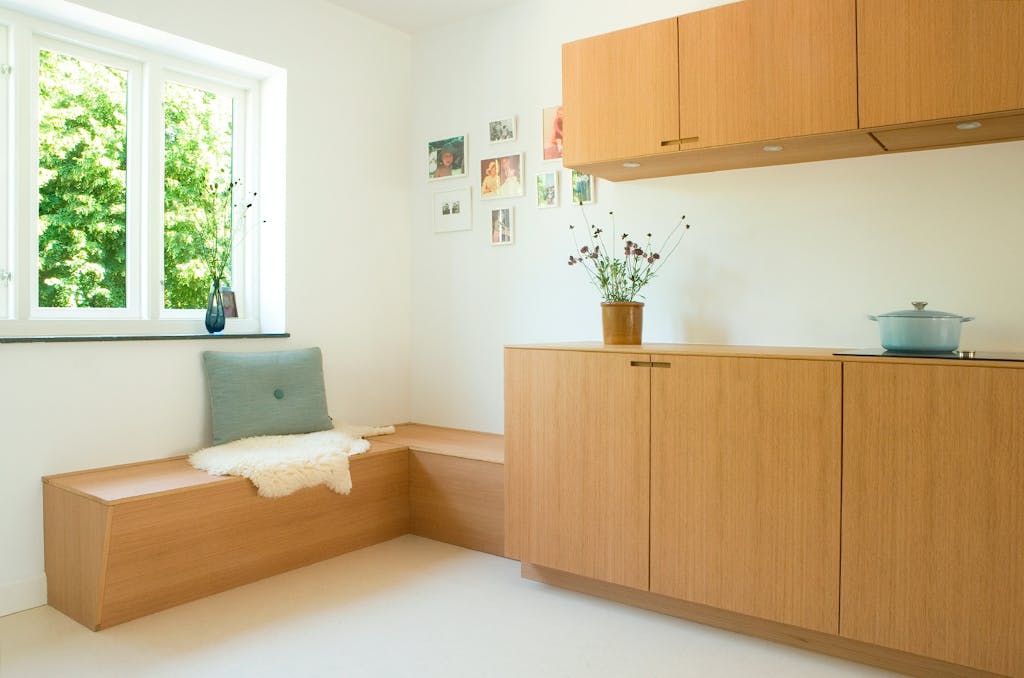 Et fuldendt look med siddeplads i samme stil som låger, fronter og skaber. Smukt.