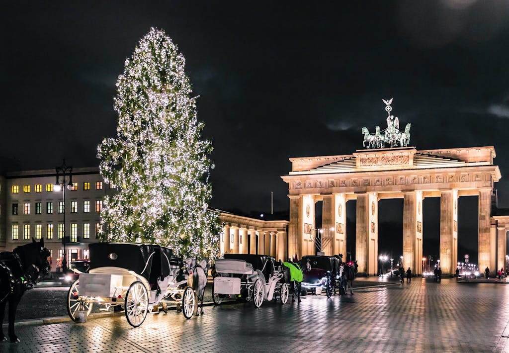 Karettur gennem Berlin ved den imponerende byport Brandenburger Tor. 