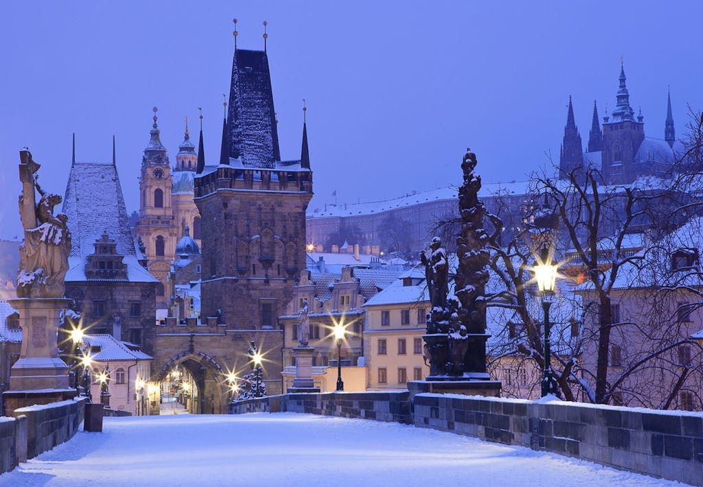 Romantisk julestemning ved Charles Bridge i Prag. 