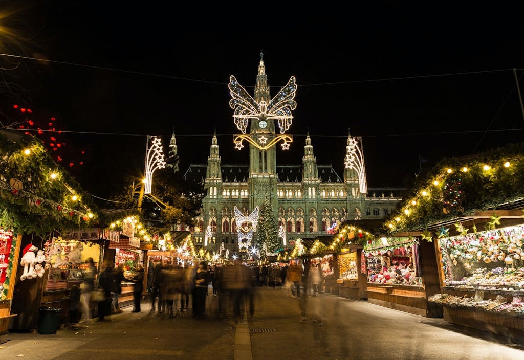Julemarked ved rådhuset i Wien med flot julebelysning og pynt. 