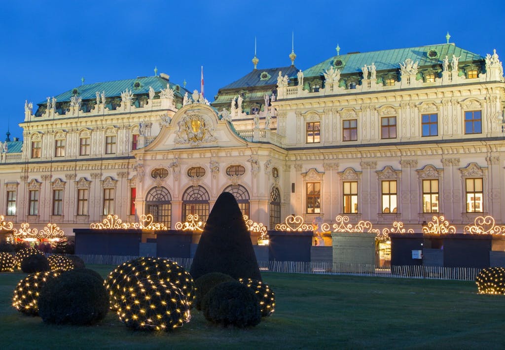 Den smukke julebelysning ved Belvedere Paladset i Wien.