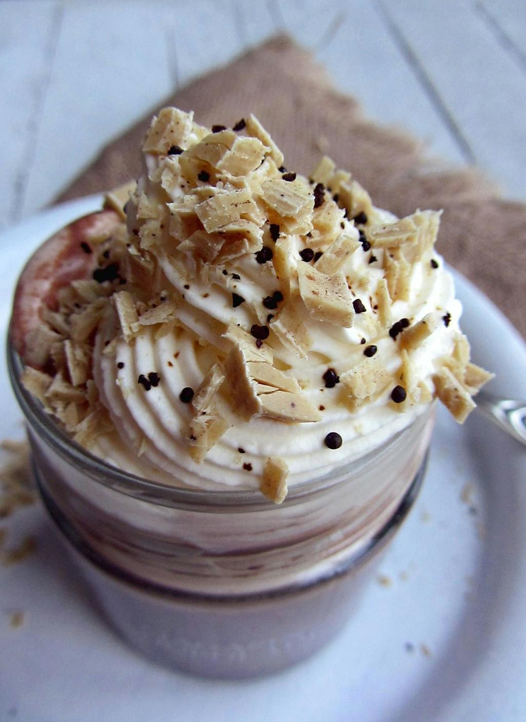 Varm kakao med flødeskum, lakrids og hvid chokolade.