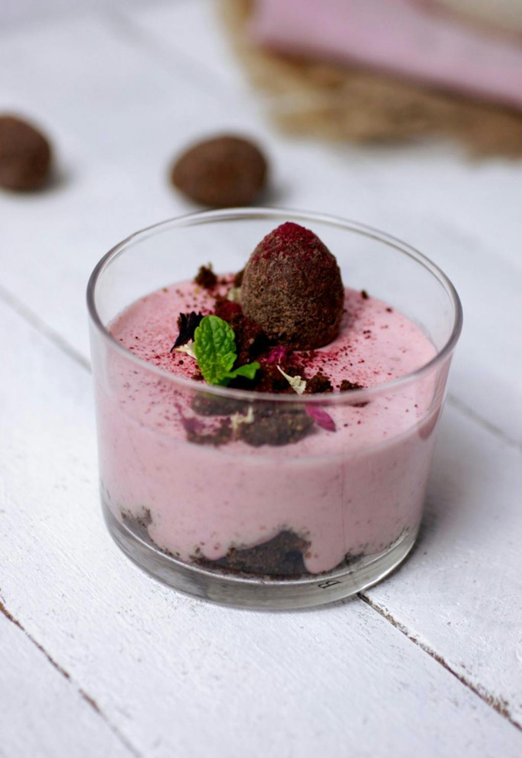 Hindbærmousse med crumble.