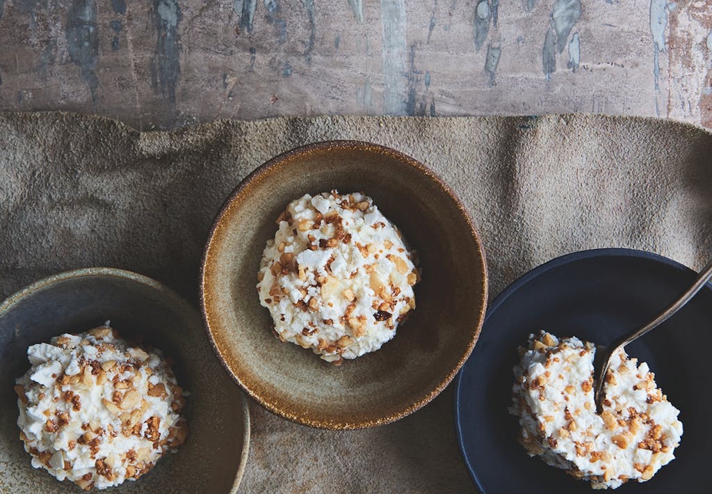 tre anrettede tallerkner med kastanjeis