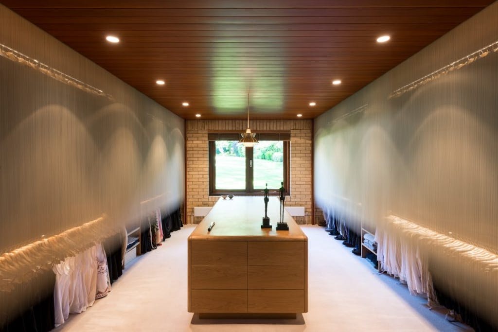 En spektakulær garderobe med vitterligt plads til alt