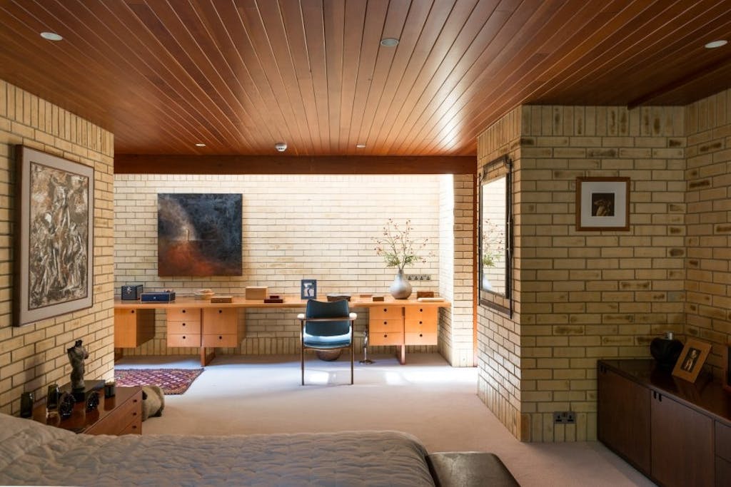 Det aflange skrivebord bliver pænt benyttet