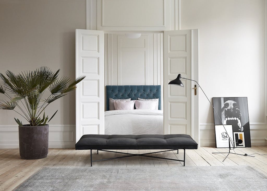 HANDVÄRK daybed i mørkegrå velour HANDVÄRK daybed i mørkegrå velour