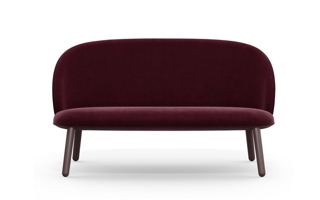 Normann Copenhagen sofa i mørk rød velour Normann Copenhagen sofa i mørk rød velour