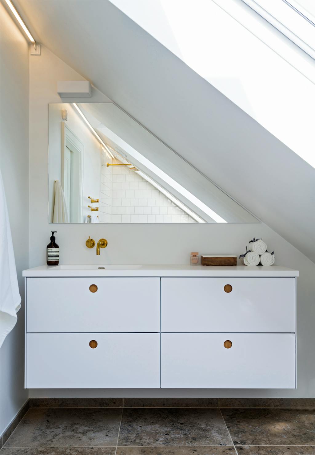 klassisk stil alá badehotel, romantisk badeværelse med messing detaljer 