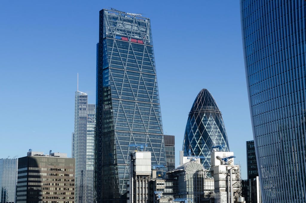 The Cheesegrater (The Leadenhall Building) i London med The Gherkin i baggrunden.