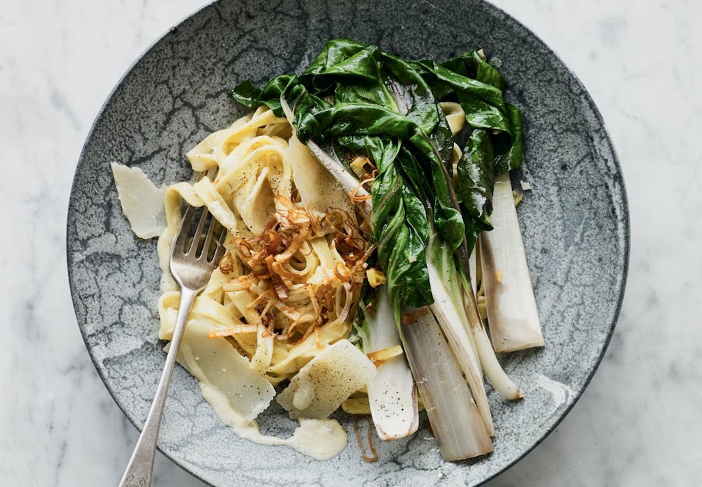 Pastaret med fettuccine, paramsan, sølvbede og sommerporre
