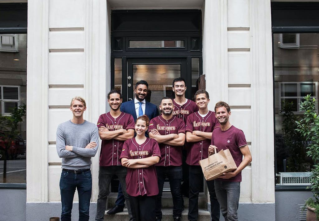 Gotipster's to grundlæggere på yderfløjene sammen med personalet på restauranten "Taller"