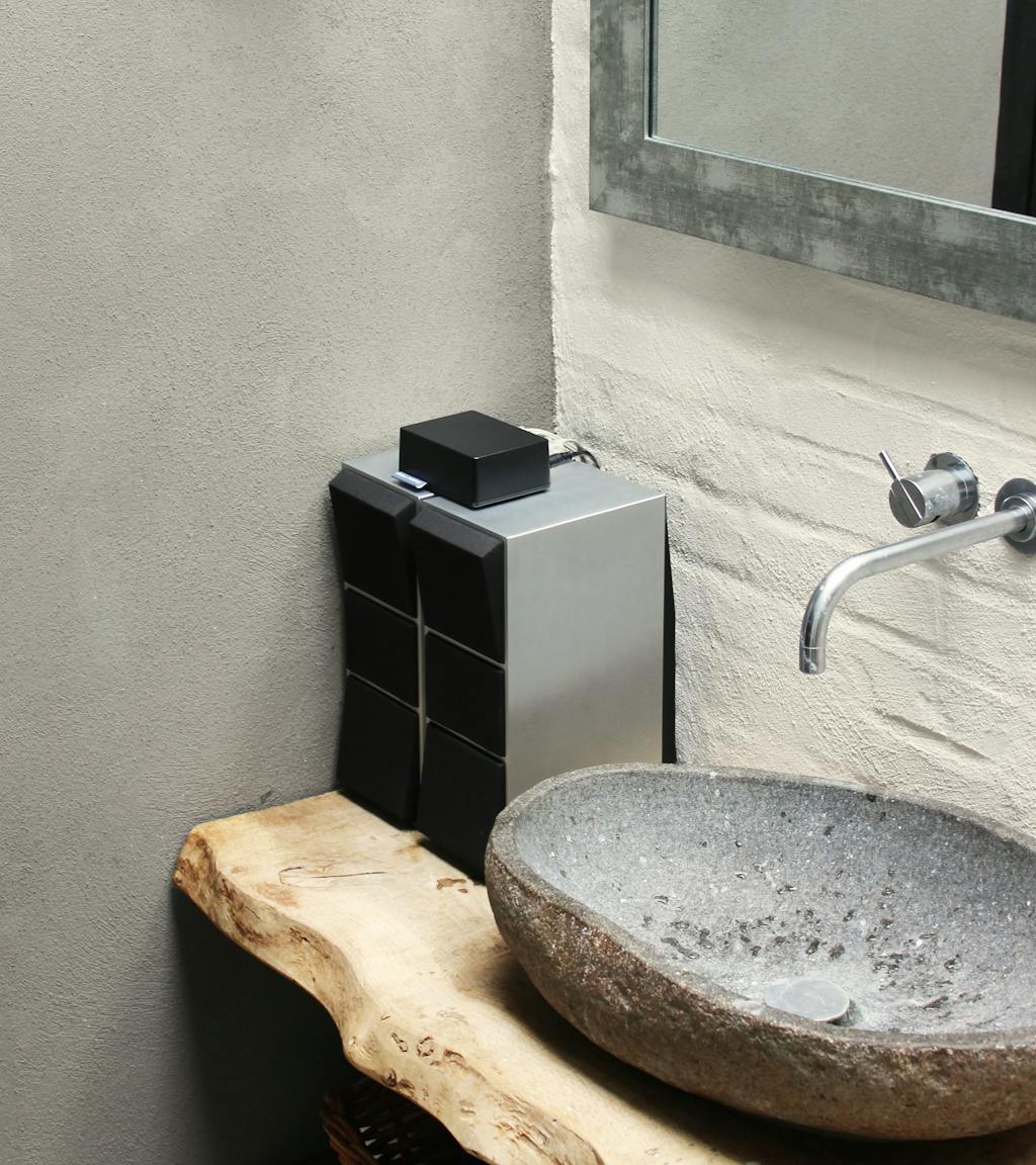 Hall Audio 2x8W ovenpå en højtaler, der passer vældigt godt ind i designsammensætningen