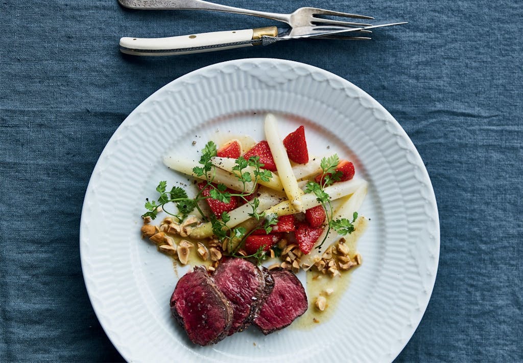 Sommerbuk med hvide asparges, jordbær og brunet smør