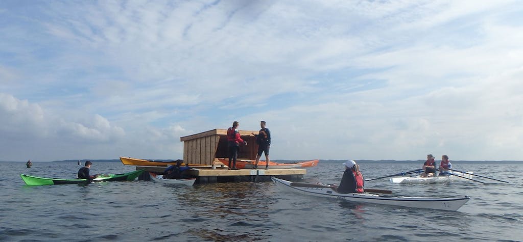 Kajakroere mødes på vandet ved havshelter i Roskilde fjord i Halsnæs Kommune
