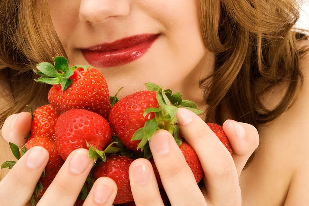 Lad dig ikke narre af synet, når du skal finde modne jordbær. Husk at bruge næsen.