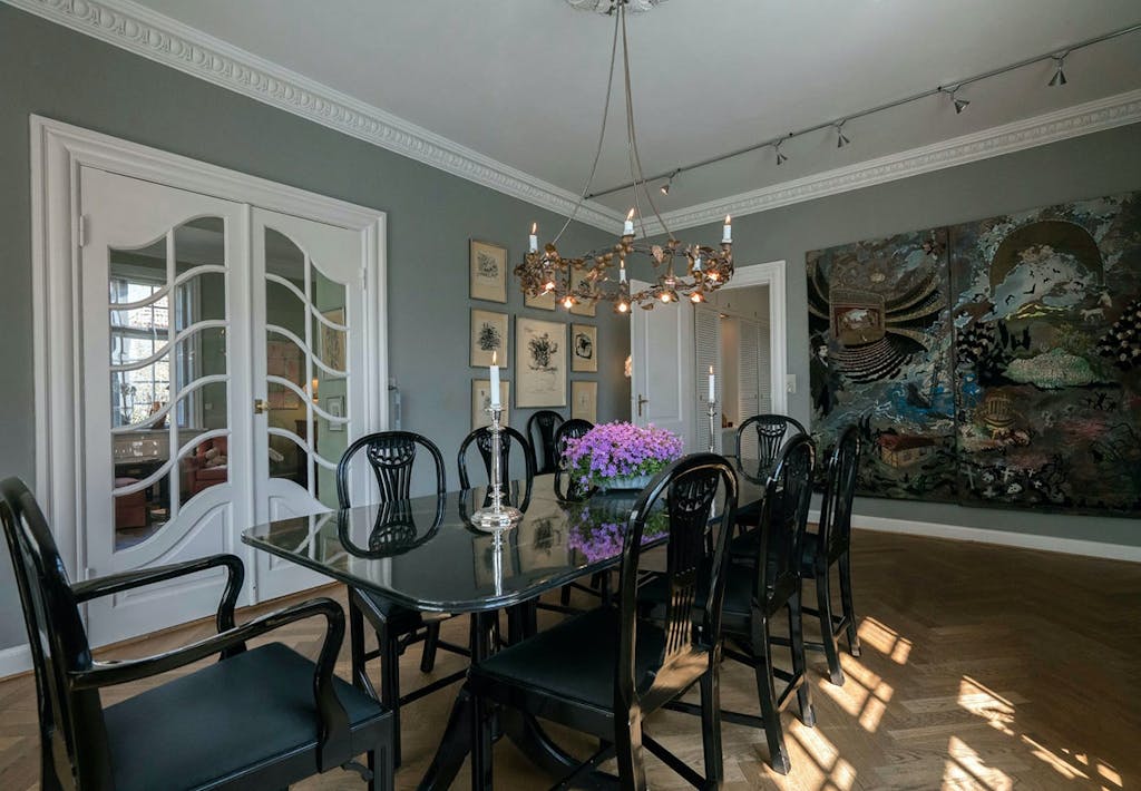 Spisestuen i Susse Wold og Bent Mejdings villa på Frederiksberg.