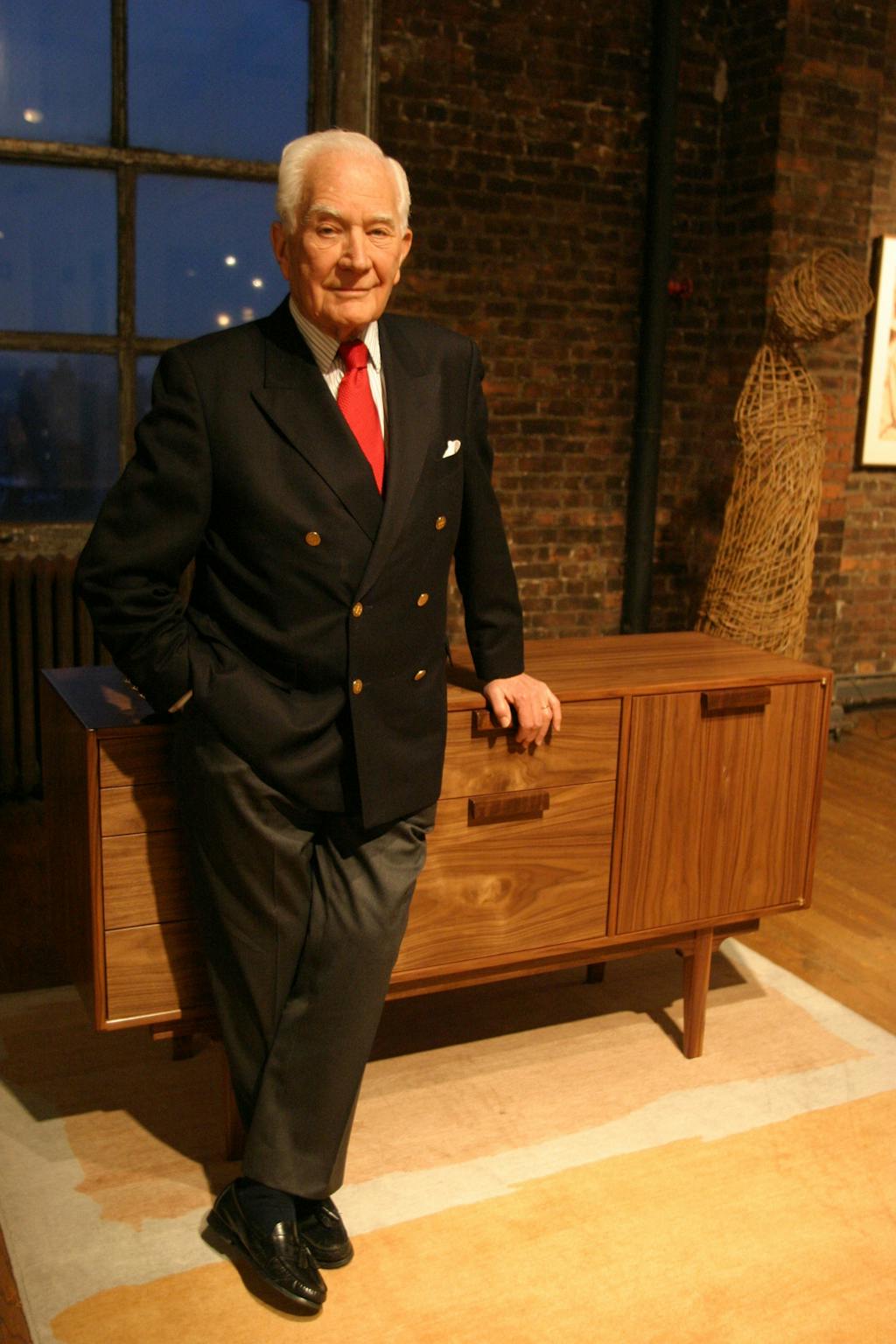 Jens Risom med nogle af sine møbler