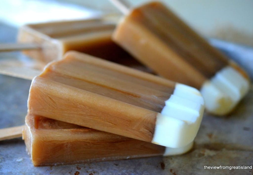 Flere ispinde med iskaffe og hvid sød top