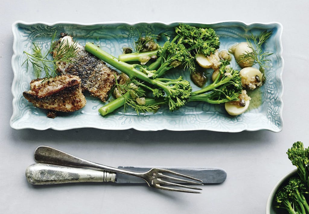Opskrift på sprød hornfisk med aspargesbroccoli og kaperssky