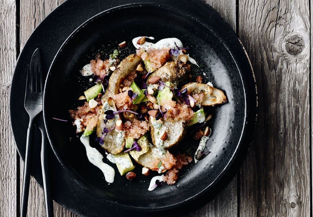 Opskrift på salat af jordskokker, avokado og stenbiderrogn