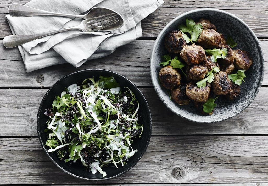 Opskrift på lammefrikadeller med quinoasalat