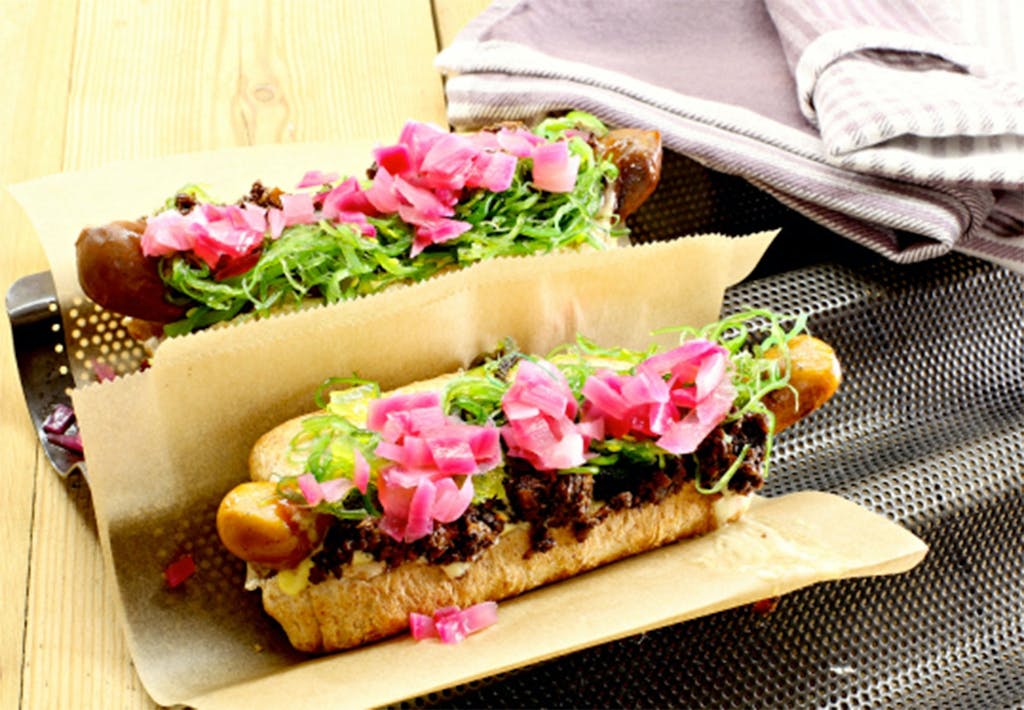 Hotdogs med asiatisk topping Opskrift på luksus-hotdog med asiatisk topping