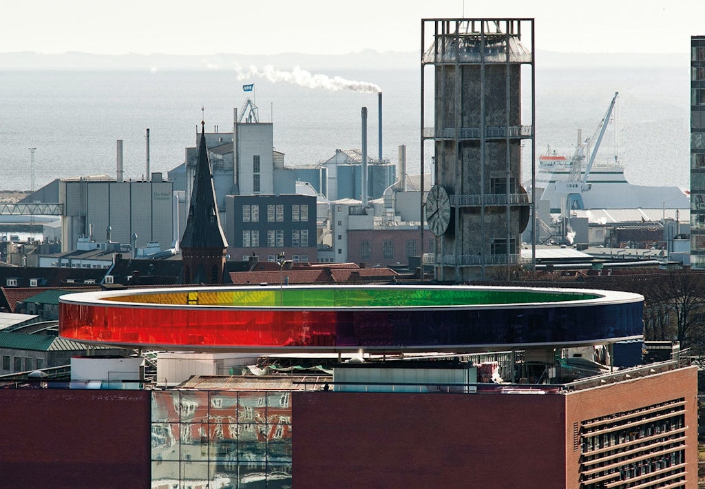 Aros. Museum i Århus med Olafur Eliassons "Your Personal Rainbow" på toppen